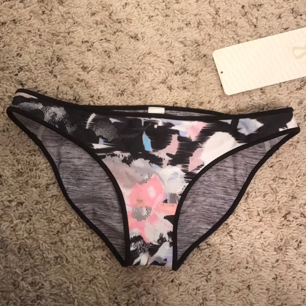 Lululemon size 6 swim bottoms